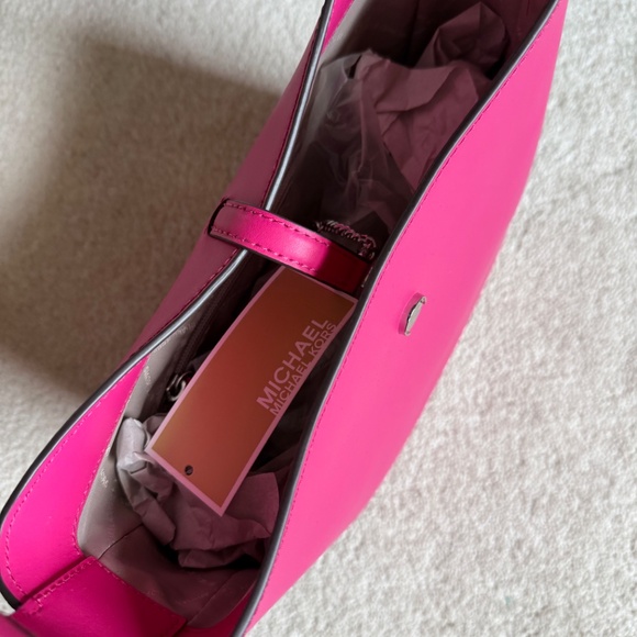 Michael Kors Lyra Small Bucket Shoulder Bag - Picture 4 of 7